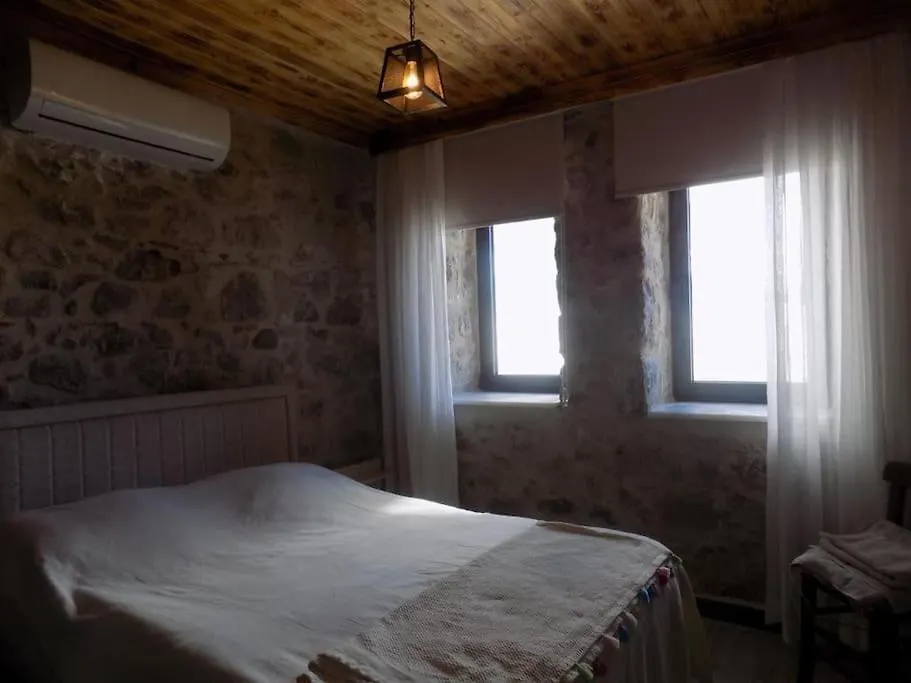 Denize Sifir Restore Edilmis Ahsap Tavan Tas Villa Bodrum